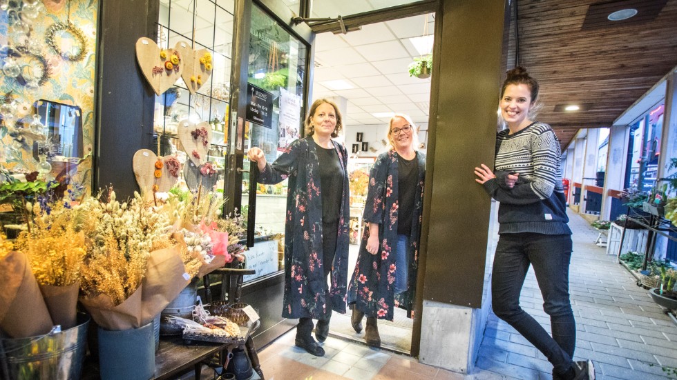 Anna Bendelin (till höger) har lämnat över ägandeskapet av Irisdals blomsterhandel till Frida Kalmén och Åsa Johansson (i dörren) som nu fortsätter driva butiken vidare på egen hand.