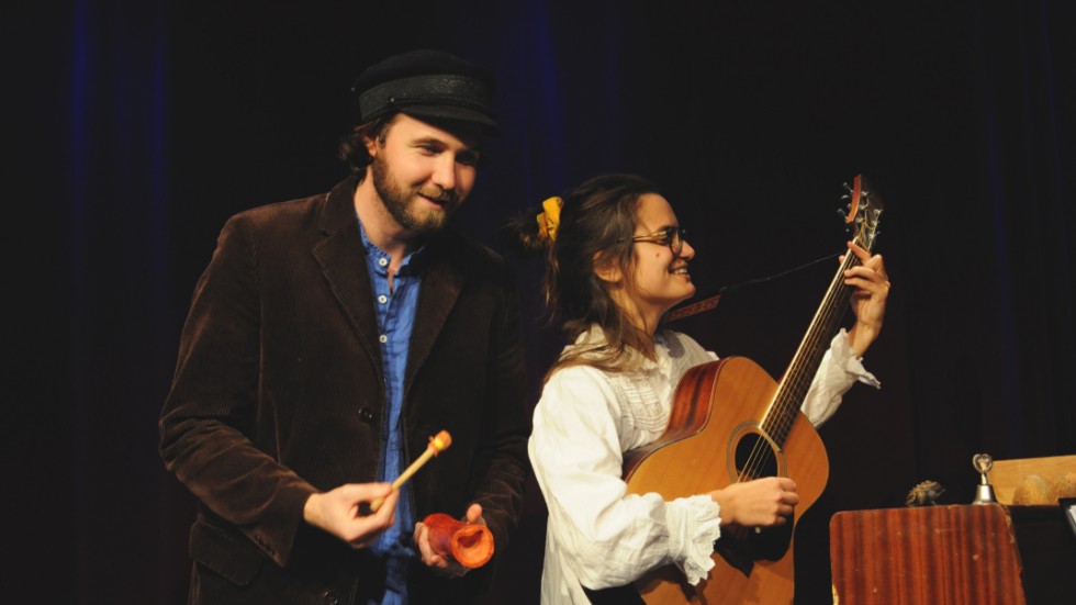Tre personer spelar alla karaktärer och instrument. De andra två är Vilhelm Blomgren och Vera Kebbe.