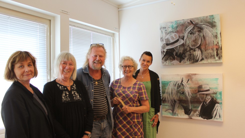 Några av utställarna, från vänster: Lena Palmgren, My G. Eriksson, Gösta Holmer, Karin Klöör och Camilla Berg. Hästarna har Camilla målat.