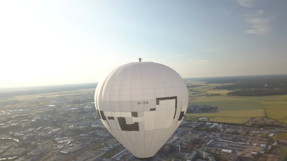 I musikvideon till låten "Picasso" står Amer Sarsour på en luftballong som seglar över Uppsala. Han är en av de första i världen att göra ett "extreme performance", som Amer Sarsour kallar det.