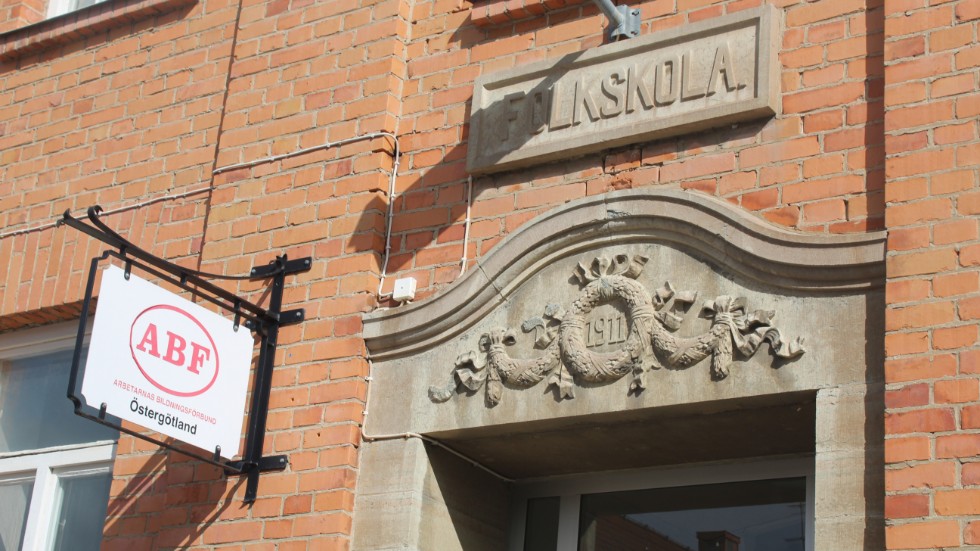 Än idag finns skylten "Folkskola" kvar på byggnaden där Högbyskolan fanns, men idag används den till annat.