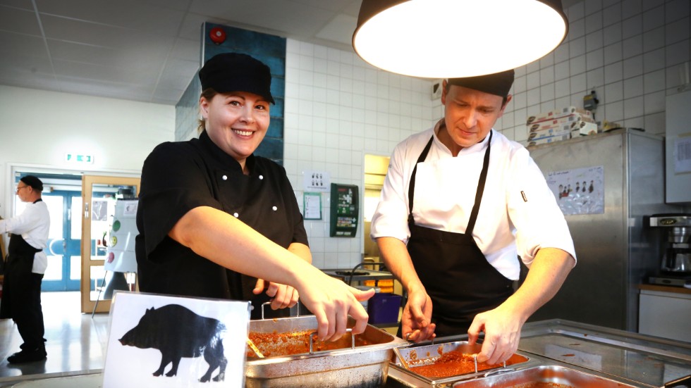 Tove Fahmy och Joakim Pettersson med vildsvinsfärsen som serveras istället för vanlig köttfärssås.