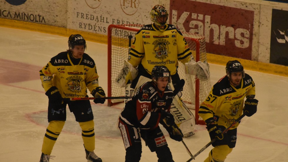 I Vimmerby fick både Tomas Rydén och Oskar Carlsson lämna isen, skadade. 