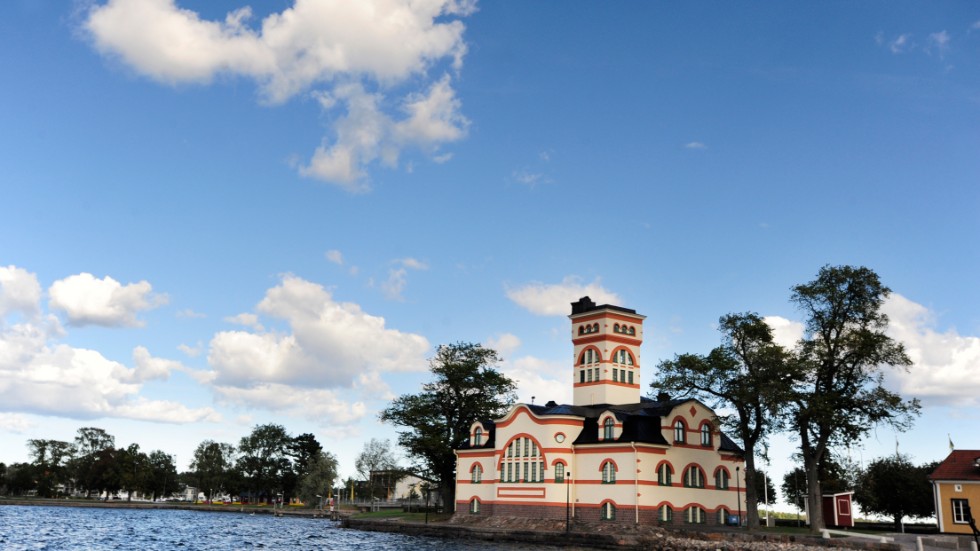 Gamla varmbadhuset i Västervik kan komma att utses till Sveriges vackraste byggnad genom tiderna.