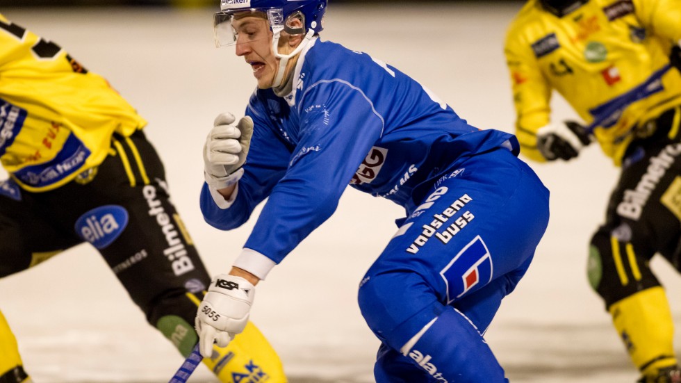 Fredrik Lönn på väg att åka igenom Broberg-försvaret. IFK Motala var nöjt med kämparsegern mot hälsingelaget.