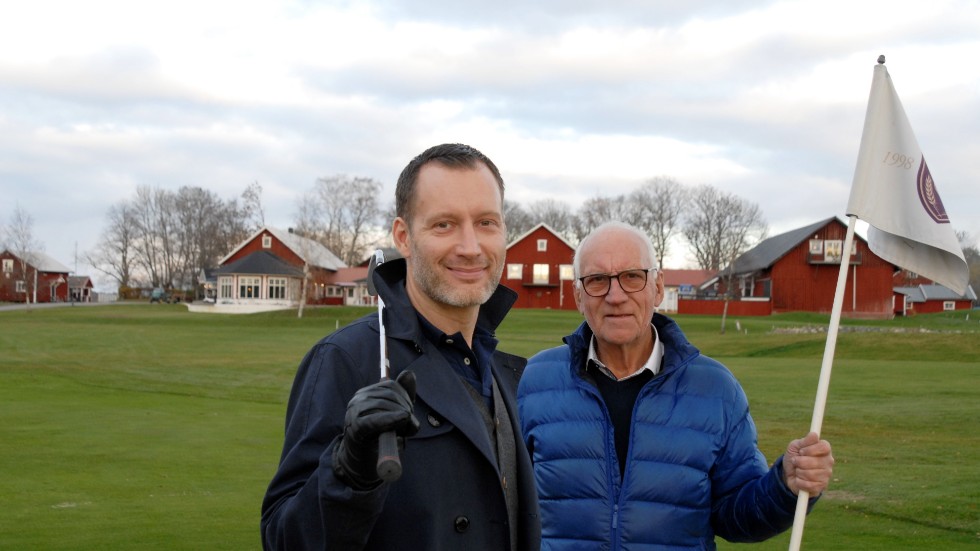 Vad händer på golfbanan när säsongen är slut? På Orresta har Christer Johansson t h ryckt upp banflaggan medan sonen och vice VD:n Christopher står bredvid med klubban på axeln.
