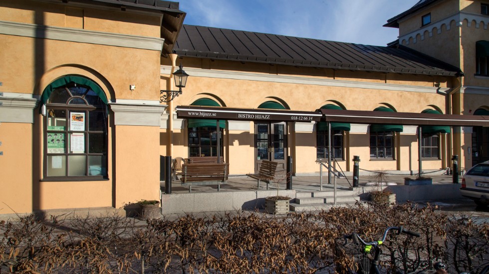Restaurangen Dryck & Mat ligger vid det gamla stationshuset vid Resecentrum. Tidigare huserade Bistro Hijazz i lokalen.