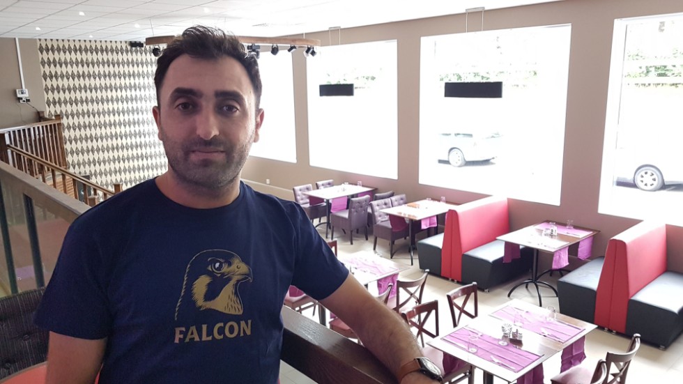 Emin Hagverdi jobbar på nya restaurang Baku. Det är hans bror Elvin Hagverdi som äger krogen som även satsar på kvällsöppet.