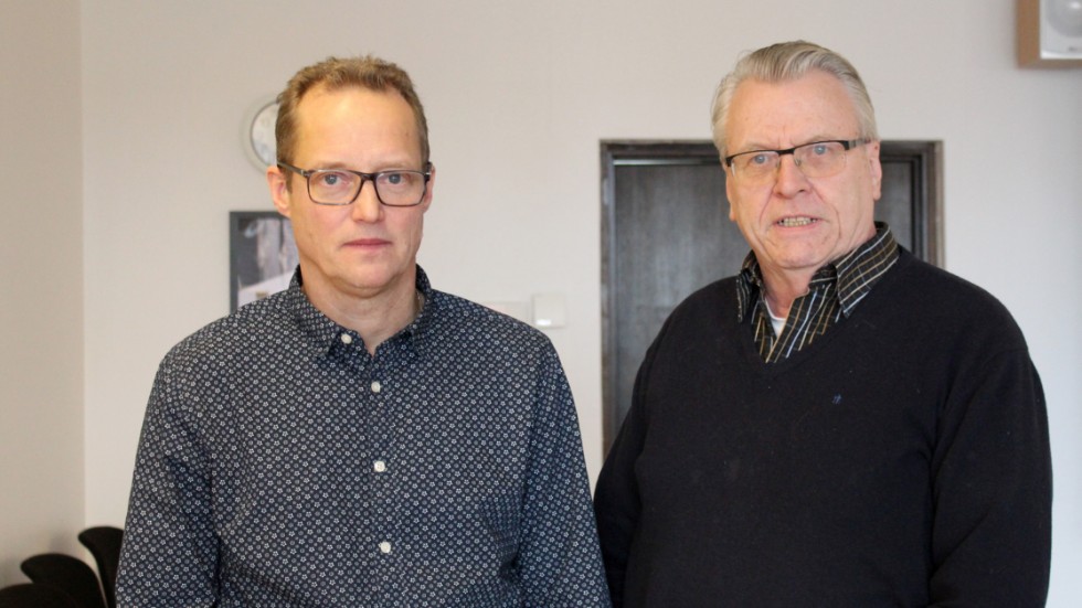 "Det är väl det som är positivt." säger Peter Karlsson (C) (till vänster) om nämndens underskott som minskat från 2018. Till höger Kjell Alexandersson (M). 