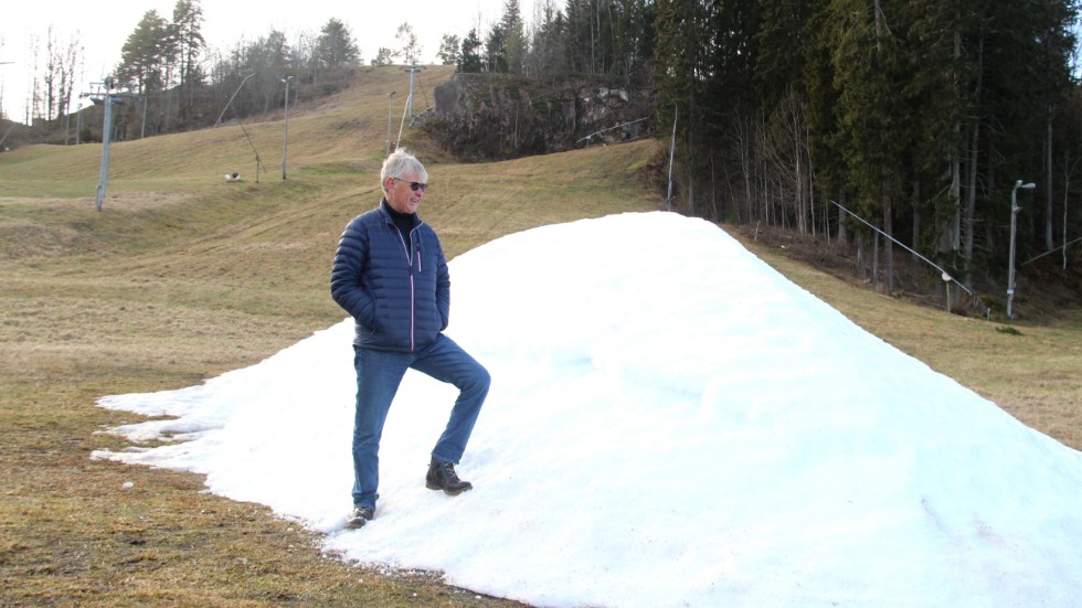 Med solen i ögonen meddelar Asby Alpinas ordförande Anders Stjärne att de ger upp förhoppningarna att få till någon mer snö i Asbybacken.