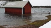 Magnus båthus hotas av vattnet