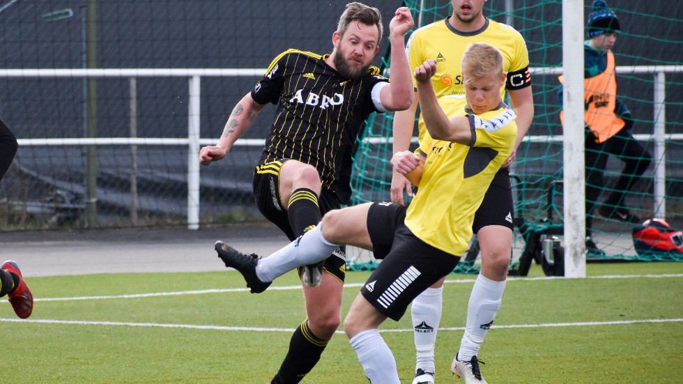 Erik Ståhlgren, i gult, under förra säsongens möte med Vimmerby. 