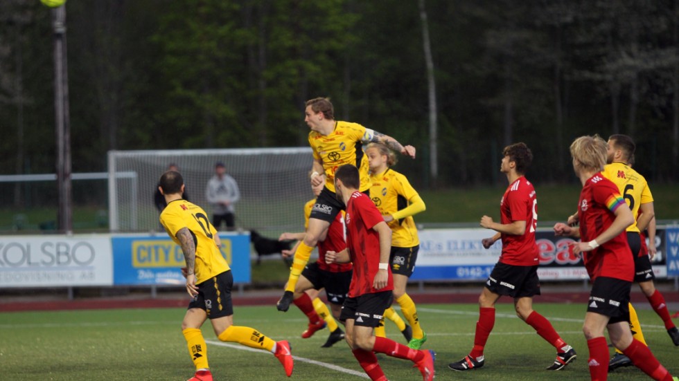 Nils Lindsten lämnar Mjölby AI i division 3 och går till Hjulsbro i division 4. En het övergång i östgötsk fotboll.
