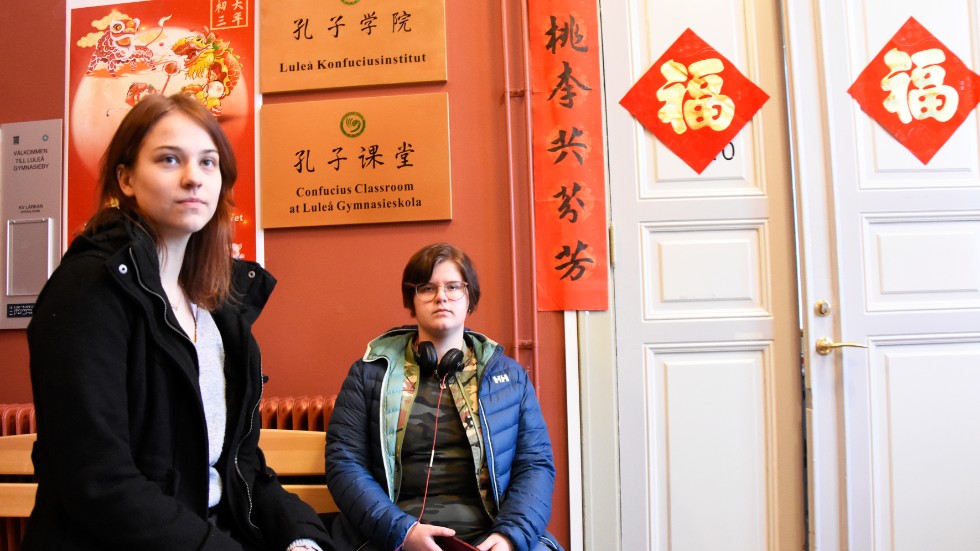 Felicia Fredriksson och Adelia Stange anser att kommunen måste säkra så att de får fullfölja sina studier i kinesiska under gymnasietiden.