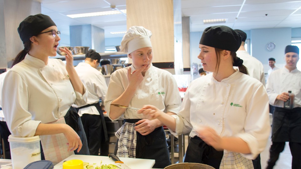 Ellen Svensson, Tilde Lundhe och Kajsa Andersson provsmakar sin kladdkaka med dadlar och avokado.