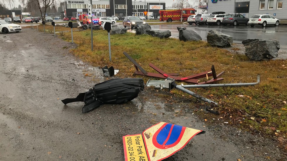 På Coop Norrbotten arenas parkering mejade föraren ner en stolpe