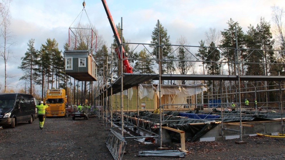 Paviljonger monteras just nu på förskolan Kräftan. På tisdagen började byggnaderna lyftas på plats.