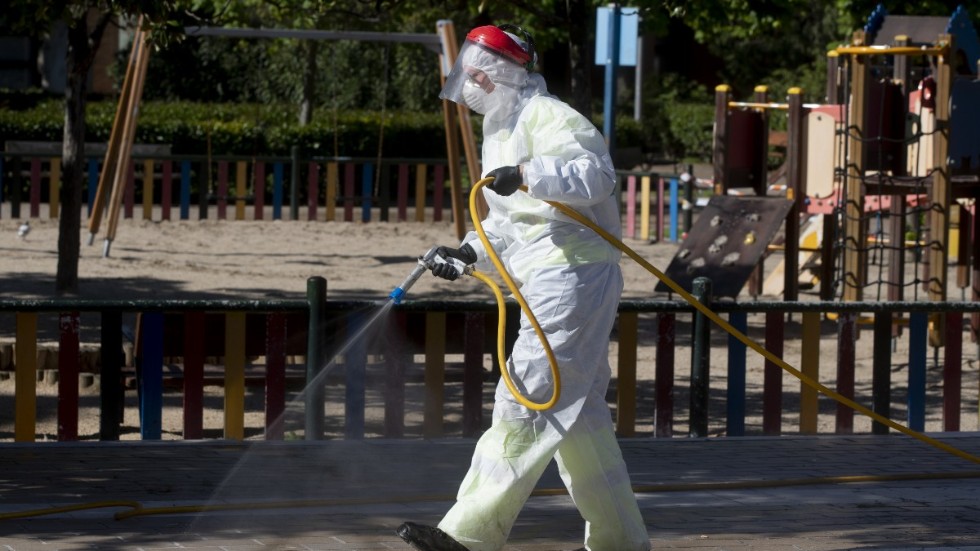 En renhållningsarbetare desinficerar området kring en lekplats i Spaniens huvudstad Madrid. Bilden är från den 20 april.