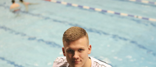 Emil hoppar av USA-studierna – men satsningen på simningen fortsätter
