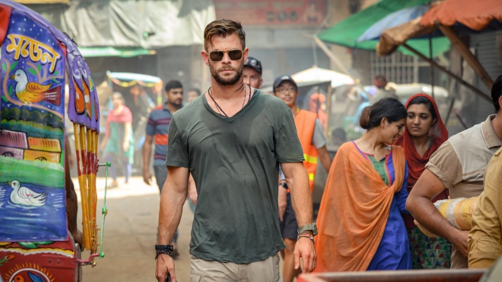 Chris Hemsworth har visat sig vara en skådespelare med många dimensioner. Rollen som Tyler i "Extraction" ger honom dessvärre ingen möjlighet att vara annat än bister och eftertänksam. Pressbild.