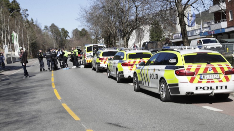 Ett stort antal polispatruller skickades till området Ammerud i Oslo, där tre personer knivskars på måndagen.