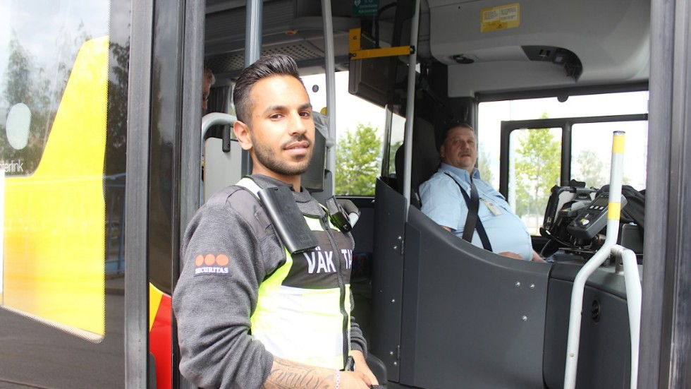 Busschauffören Seppo Isomettä är tacksam för att han får hålla främre bussdörren stängd. Fadi Azimeh kontrollerar resenärernas biljetter, innan de stiger på bussen i Hultsfred.