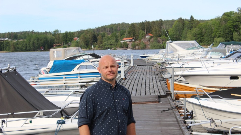 "Det är trevligt att kunna åka in och ta en glass, en kaffe eller nåt annat", säger Kinda båtklubbs ordförande Anders Thorsén Yxne om kaféet som ska vara öppet vid småbåtshamnen i Rimforsa under sommaren.
