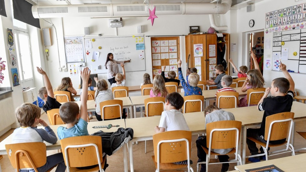 Alltför många barn sätts i en klass för svenska som andraspråk på godtyckliga grunder.