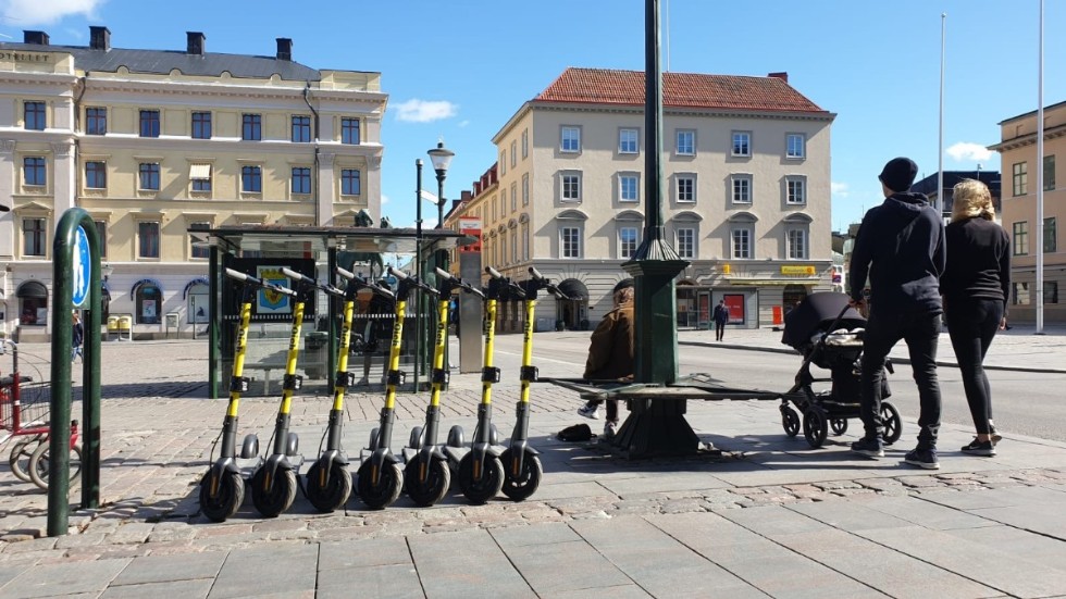 Här står de eldrivna sparkcyklarna på Stora Torget i Linköping.