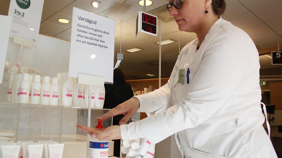 "Vi gör vad vi kan", säger Ulrika Essén. Handspriten används flitigt på apoteket. Men insikten finns också att smittan kan finnas överallt.