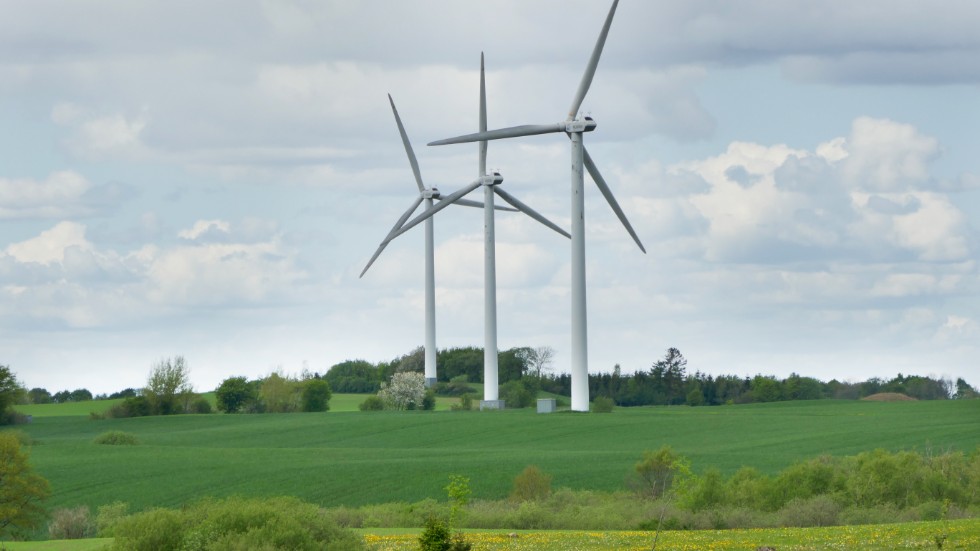 Nya vindkraftsetableringar bör i första hand fokuseras till redan exploaterade marker eller i bullriga miljöer och närboende måste alltid få rätt till en skälig ersättning för det intrång som vindkraftsetableringar ofta betyder. 
