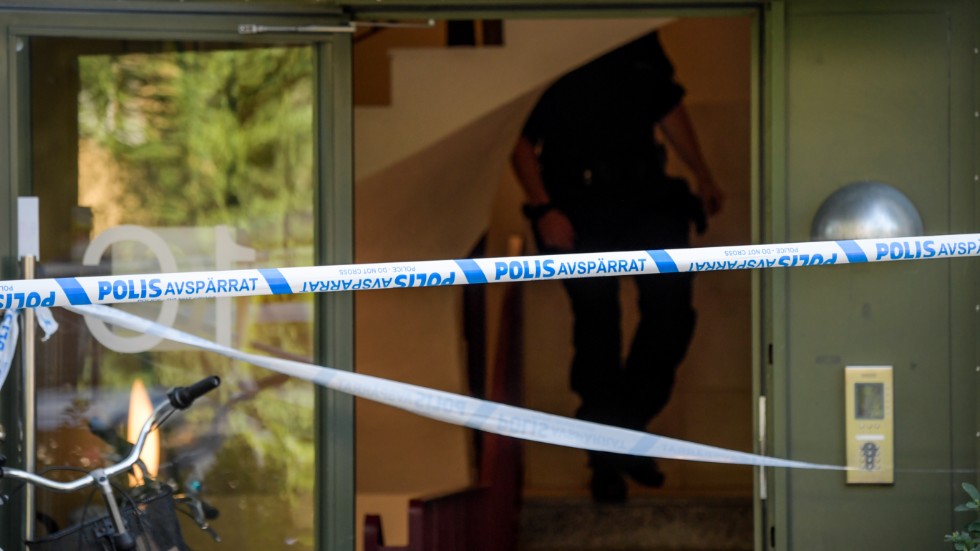 Två män, 23 och 30 år gamla, åtalas för att ha skjutit en 18-årig kvinna till döds i en lägenhet i Vällingby i augusti förra året. Arkivbild.