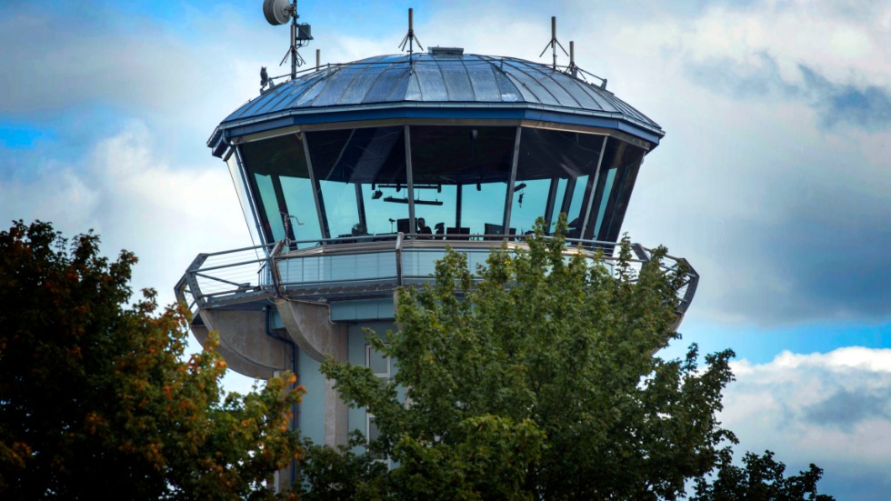 Samtidigt som politikerna i Norrköping hoppas på nya stora industrisatsningar, så diskuterar man på fullt allvar att lägga ned flygplatsen, skriver Ralf Sandman.