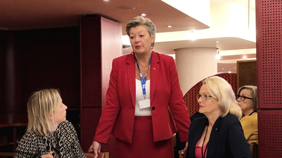 Även nya EU-kommissionären Ylva Johansson (mitten), här tillsammans med Europaparlamentarikern Jytte Guteland och Heléne Fritzon, kraftsamlar mot coronakrisen.