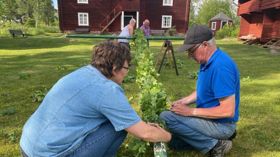 Göran Johansson från Hembygdsföreningen i Vimmerby tycker det är viktigt att midsommarstången kommer på plats trots att det inte blir något firande i Gästgivarhagen i år.