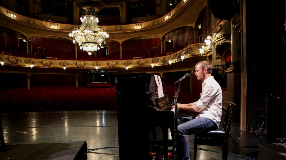 Kyrre Havdal spelar piano på norska Nationaltheatret som öppnar för publik med högst 50 personer den 19 maj. Arkivbild.