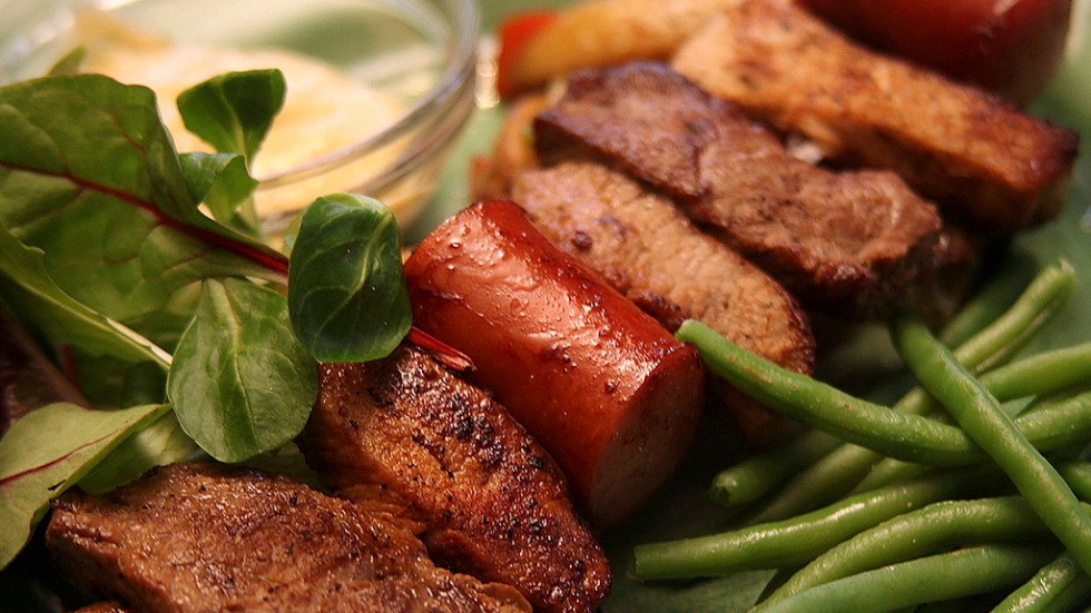 Olika sorters kött, korv eller grönsaker på spett är mat som överraskar.