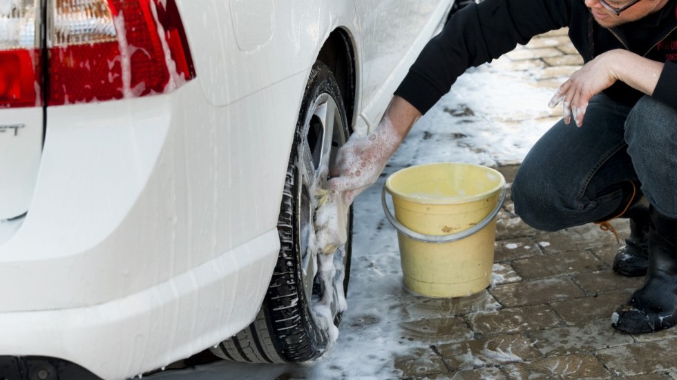 Att tvätta bilen på gatan är en miljöfara, menar debattören.