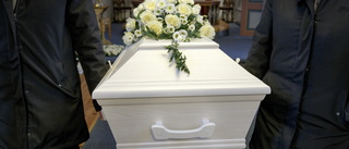 Svenskar väntar allt längre med begravning • Världens längsta tid mellan dödsfall och begravning – trots ny lagstiftning