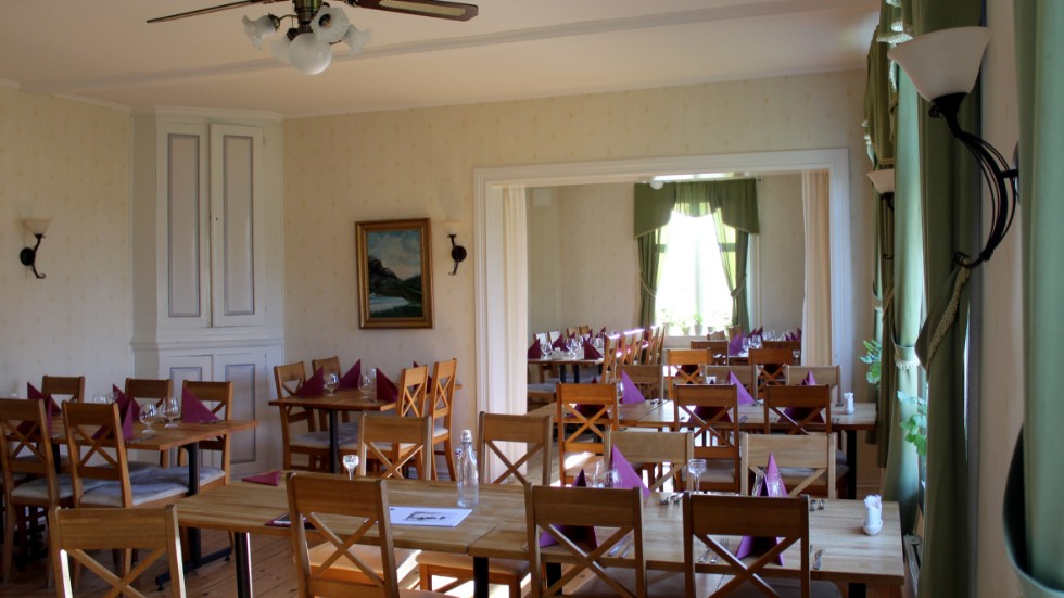 Matsalen på Mossebo Gästhem är tom på gäster. Men restriktionen om bordsservering påverkar inte restaurangen så mycket då man inte har bufféservering enligt Clara Rylander. 