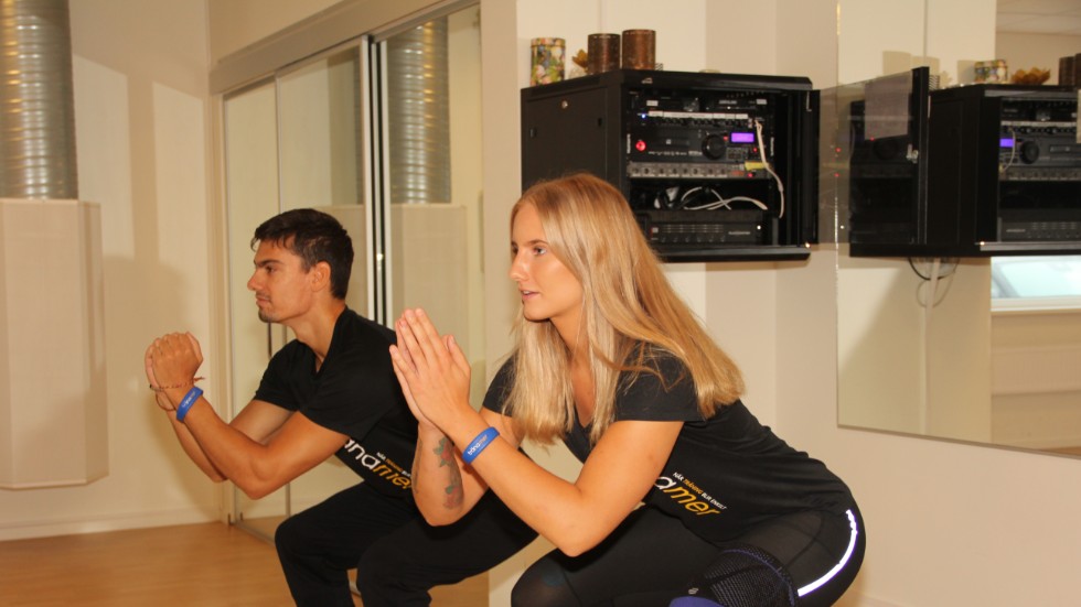 De personliga tränarna Anton Söderberg och Moa Lindén visar en övning för niondeklassarna. 