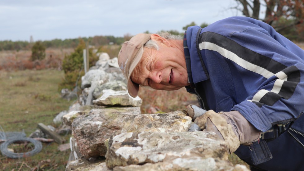 Erik Larsson kontrollerar så att stenarna ligger jämt.