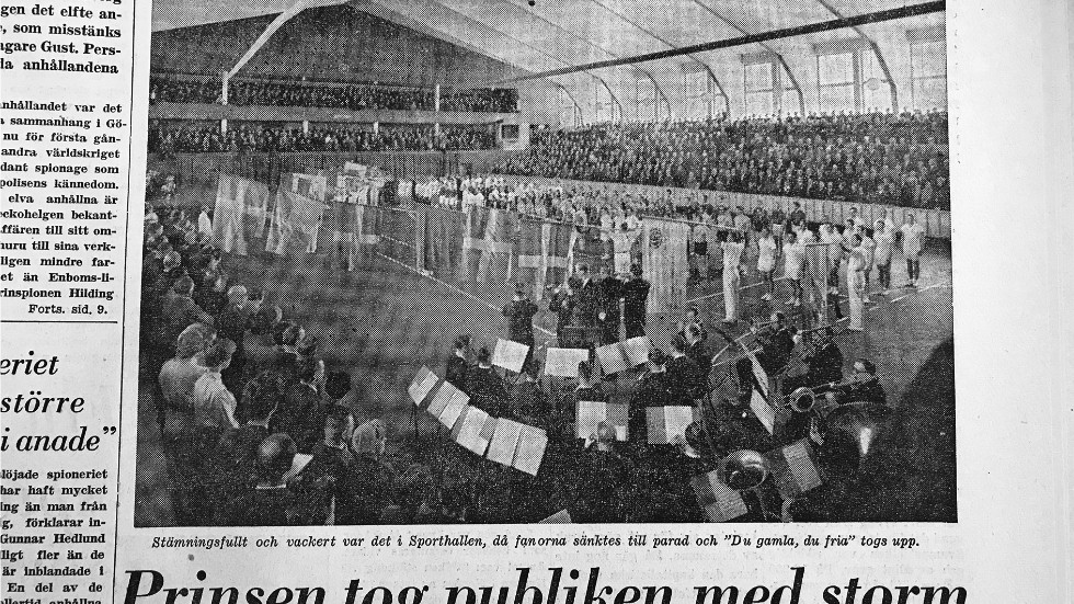 Idrottsmän med fanor, tolv olika idrotter representerade 
och Sarpskyttarna som spelade nationalsången - det var en pampig invigning av Eskilstunas nya sporthall den 12 mars 1955.