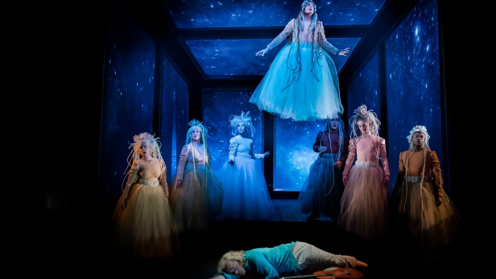 Också en inledning. Skönsjungande Richard Carlsohn upphissad som luftanden Ariel över en sovande Faust.