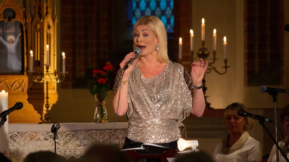 Åsa Sjöberg, med rötter i Finspång, bjöd på en hel del skönsång vid höstkonserten i Hällestad kyrka.