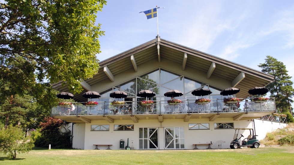 Det är inte Västerviks Golfklubb, utan golfanläggningens ägare Peter Billberg som beslutat lägga ned restaurangverksamheten.
