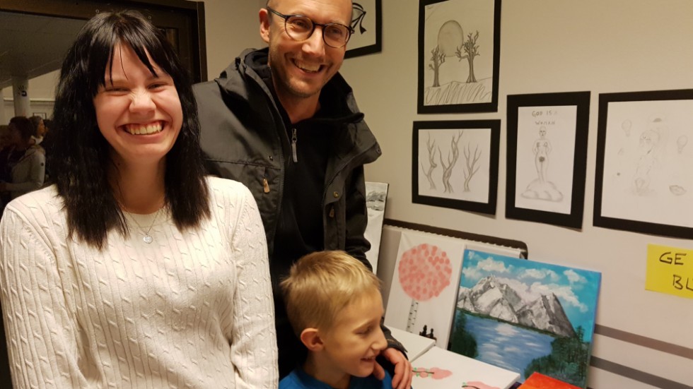 Elma Fredriksson blev så här glad när pappa Viktor köpte hennes konstverk för en hundring. 