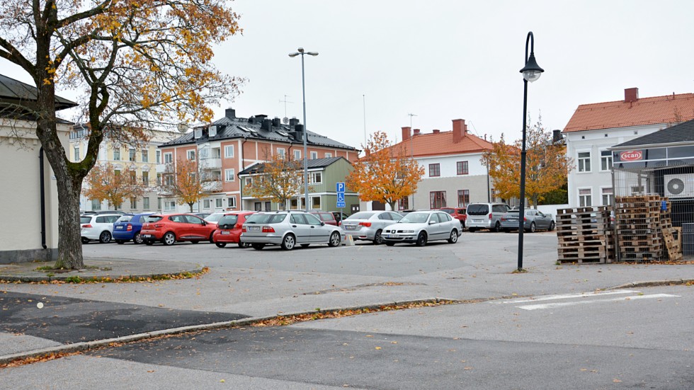 Här, mellan Hotell fängelset och Åhmans smiter bilarna in och räknas inte av parkeringens räkneverk.