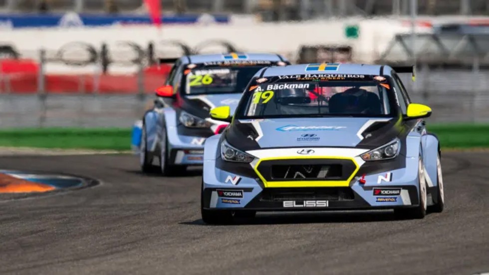 Syskonen Jessica och Andreas Bäckman kör varsin Hyundai i30 N TCR under 2019.