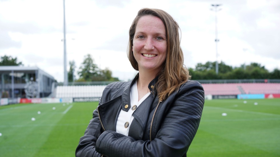 Ellen Jansen är forward och spelar i Ajax. 
